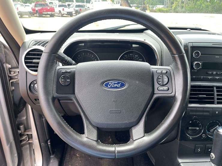 2010-ford-explorer-xlt-image-12