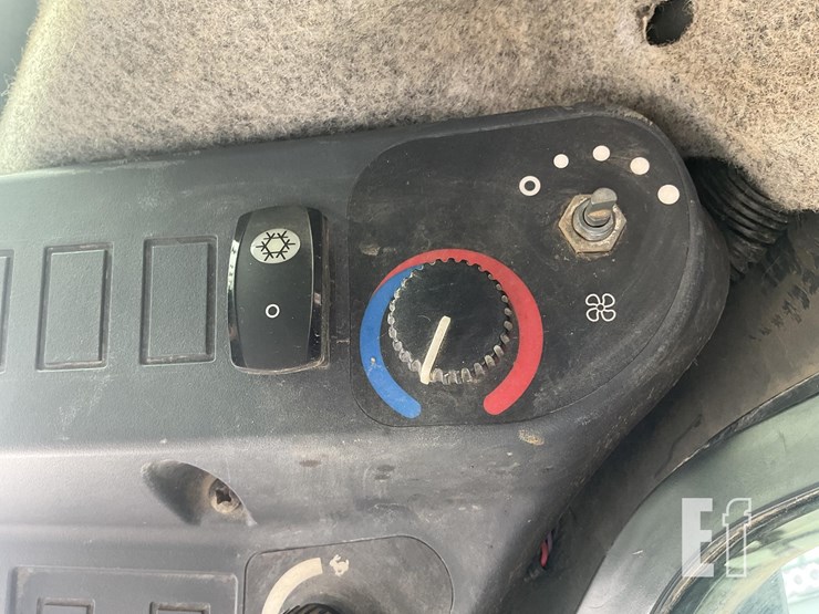 2017-deere-317g-image-15