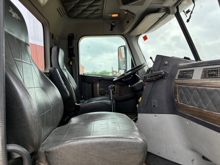 2015-freightliner-coronado-122-sd-image-3
