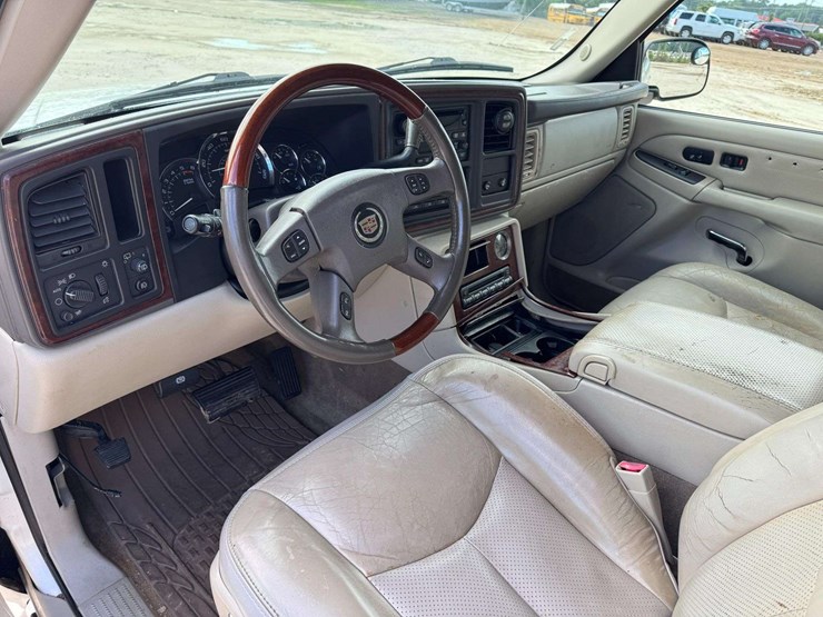 2005-cadillac-escalade-image-11