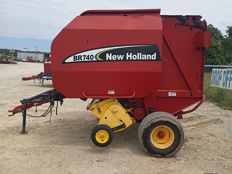 new-holland-br740-image-2