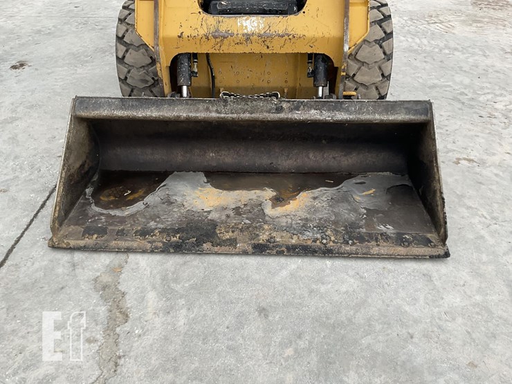 2014-caterpillar-242d-image-9
