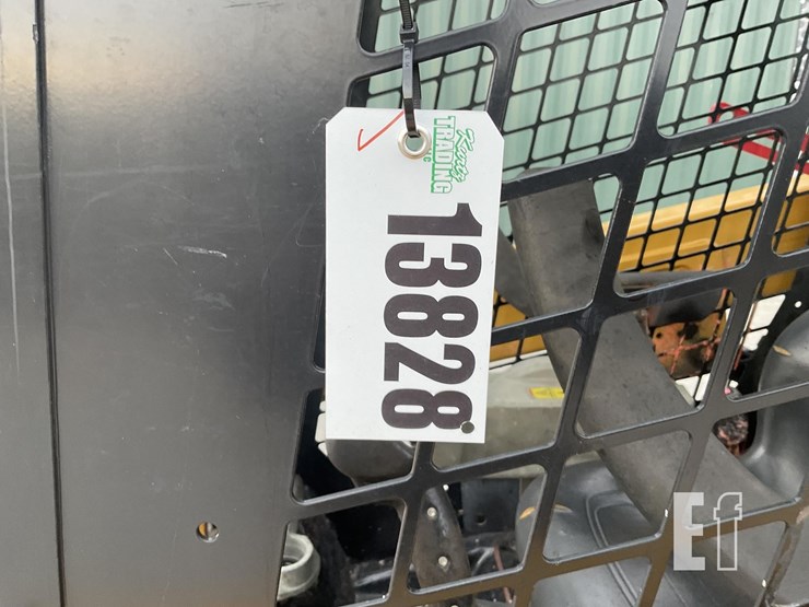 2014-caterpillar-242d-image-18
