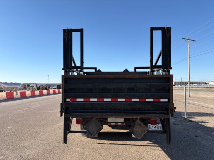 2019-freightliner-m2-106-image-7