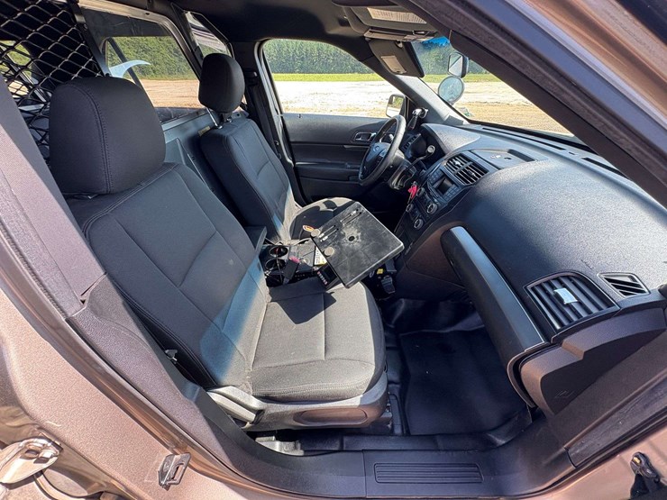 2016-ford-explorer-image-21