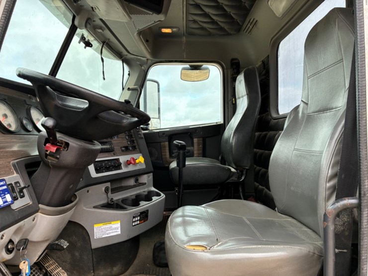 2016-freightliner-coronado-122-sd-image-7