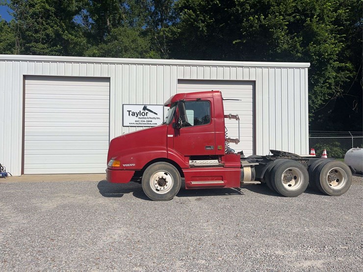 1999-volvo-vn-image-1
