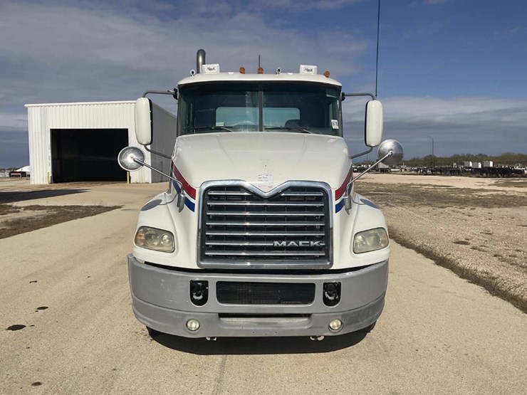 2015-mack-cxu-(pinnacle)-image-2