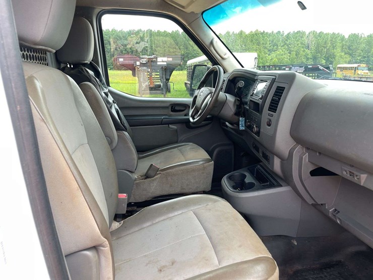 2018-nissan-nv2500hd-image-17