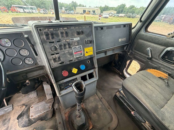1998-mack-ch613-image-37