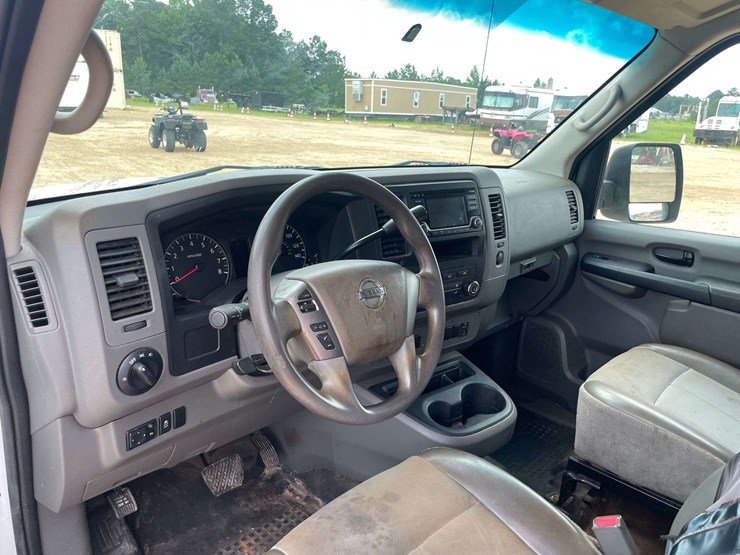 2018-nissan-nv2500hd-image-11
