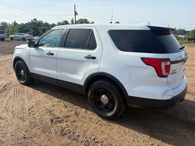 2016-ford-explorer-image-2