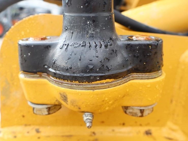 2016-caterpillar-140-image-27