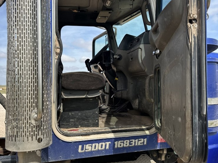 2015-peterbilt-389-image-8