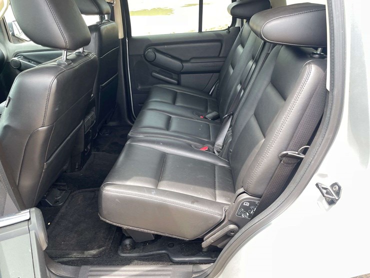 2010-ford-explorer-xlt-image-14