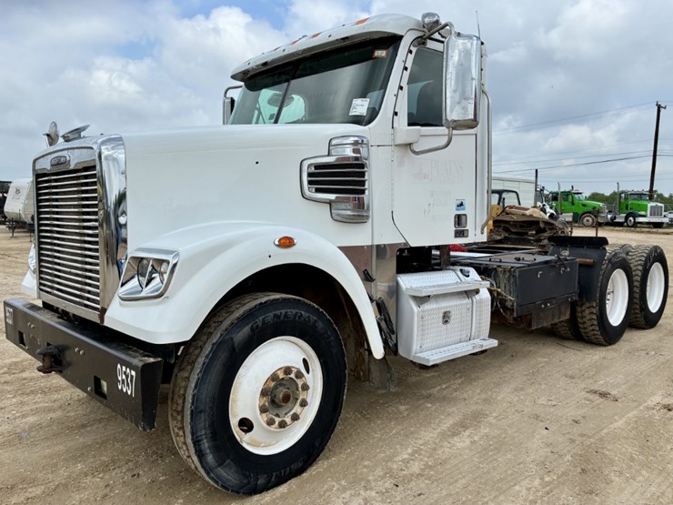 2015-freightliner-coronado-122-sd-image-1