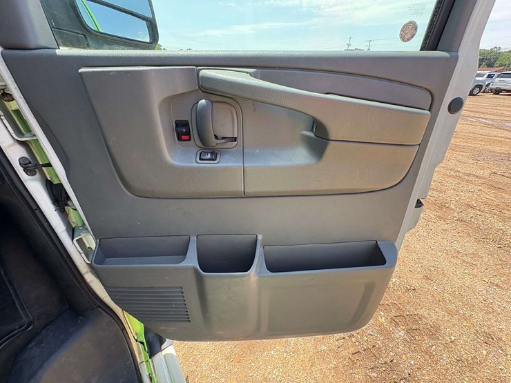 2009-chevrolet-express-3500-image-24