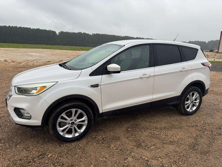 2017-ford-escape-se-image-1