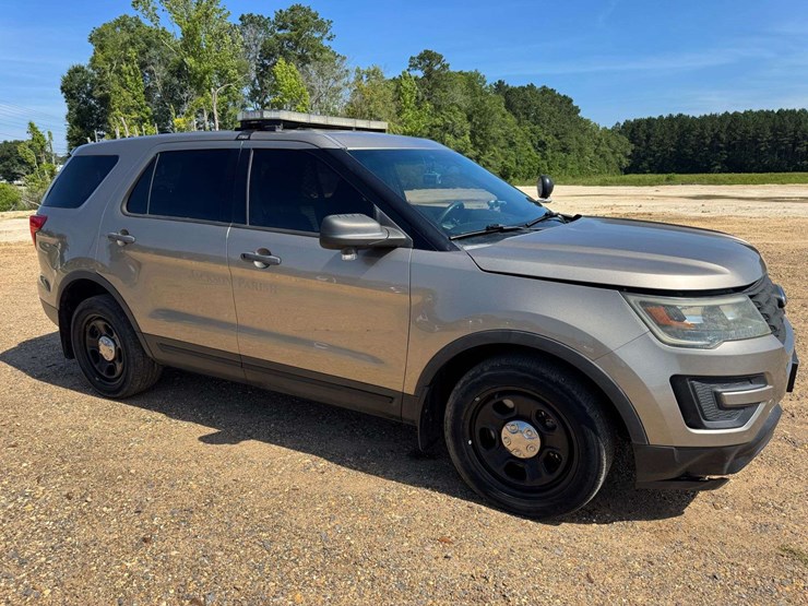 2016-ford-explorer-image-2
