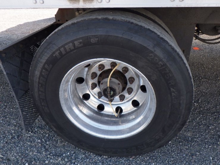2010-utility-tautliner-image-11