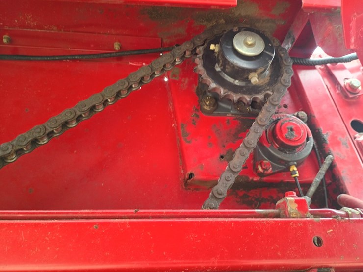 new-holland-br740-image-26