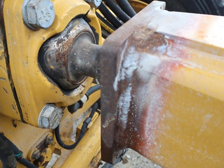 2016-caterpillar-140-image-28