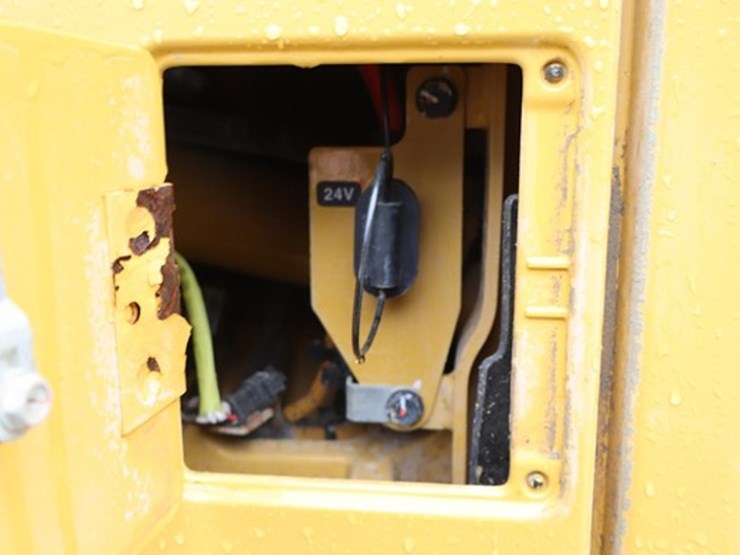 2016-caterpillar-140-image-18