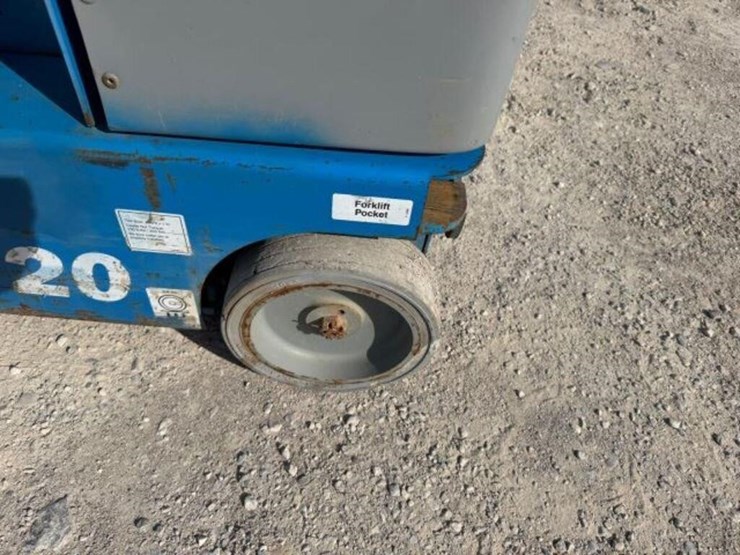 2015-genie-gr-20-electric-personnel-lift-gr1539528-image-24