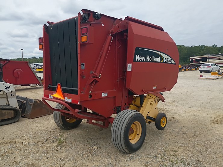 new-holland-br740-image-5