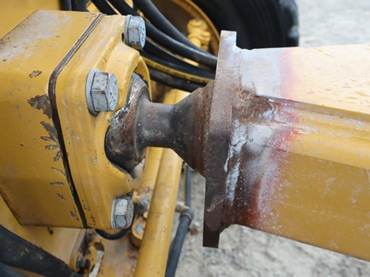 2016-caterpillar-140-image-26