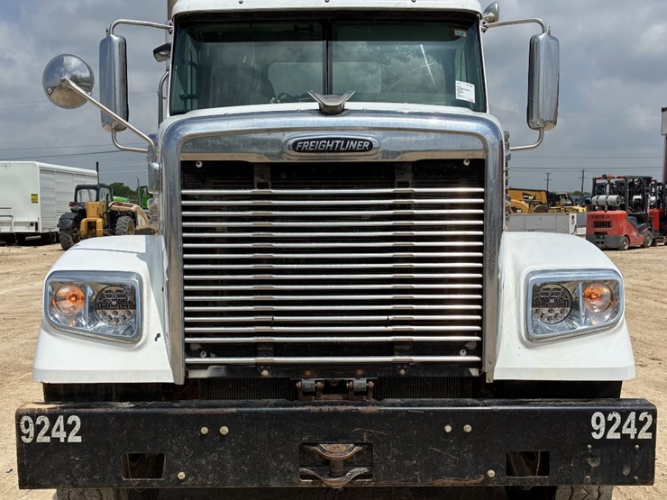 2014-freightliner-coronado-122-sd-image-2