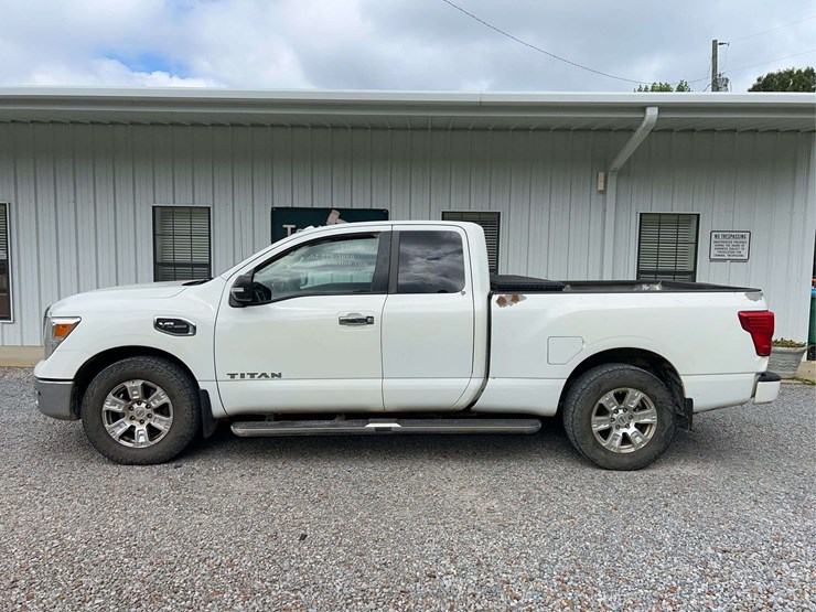 2017-nissan-titan-image-2