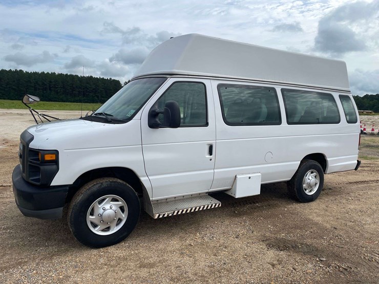 2010-ford-econoline-350-image-1