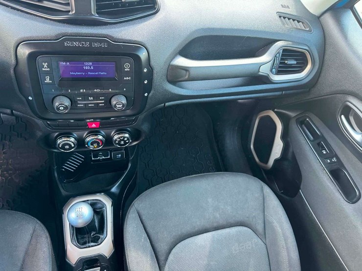 2015-jeep-renegade-image-14