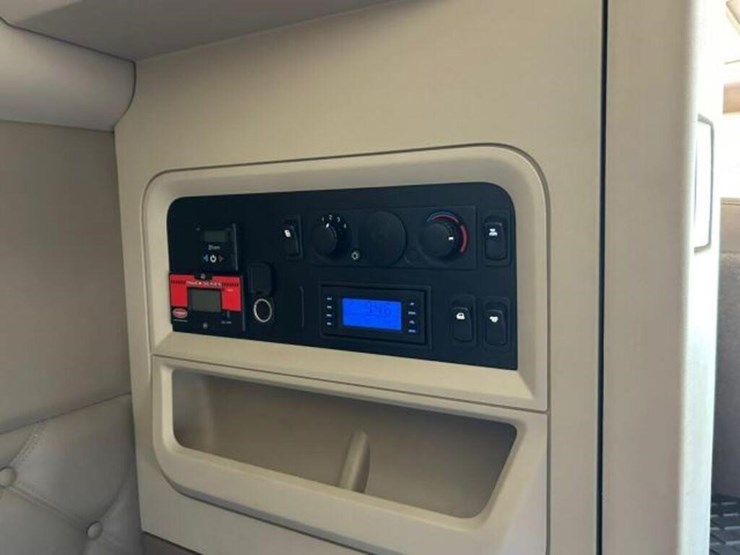 2020-kenworth-t680-image-35