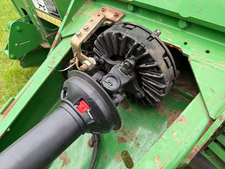 2010-john-deere-568-image-31