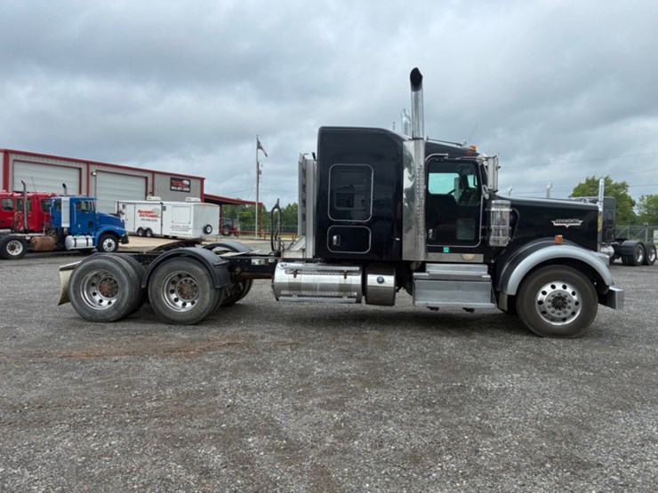 2018-kenworth-w900-image-4