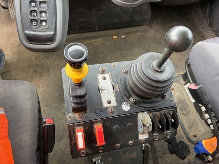 2012-international-7500-dump-truck-image-32