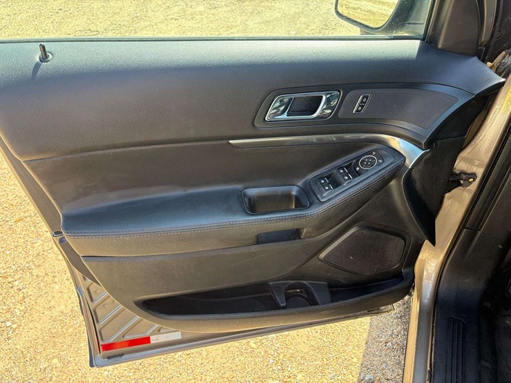 2016-ford-explorer-image-12