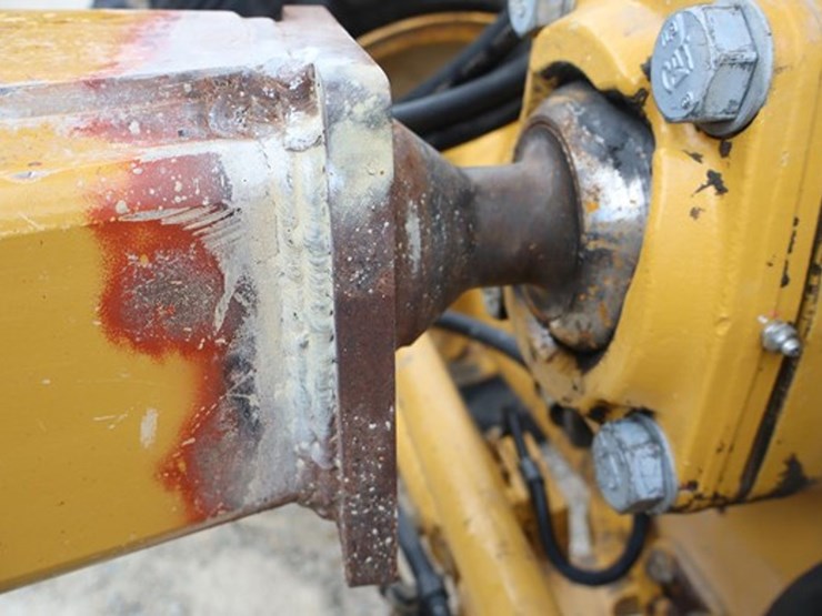 2016-caterpillar-140-image-30