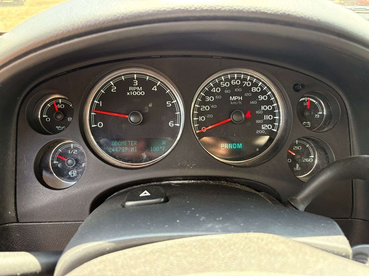 2012-chevrolet-suburban-1500-image-29