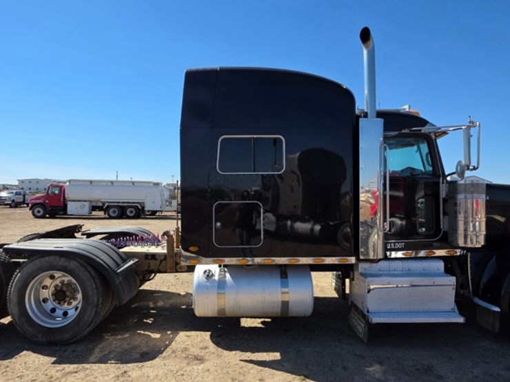2013-peterbilt-388-image-4