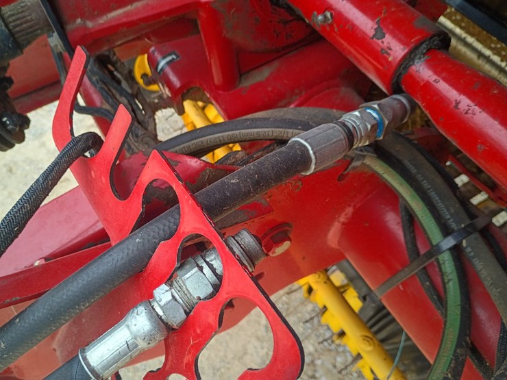 new-holland-br740-image-13