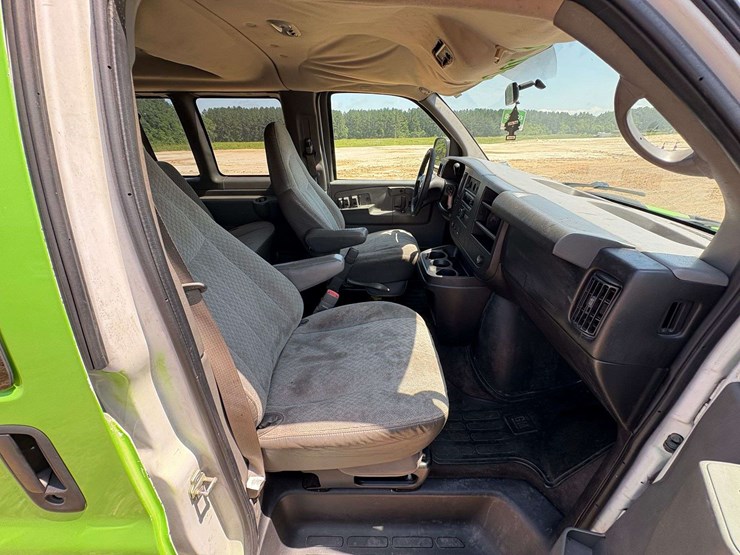 2009-chevrolet-express-3500-image-25