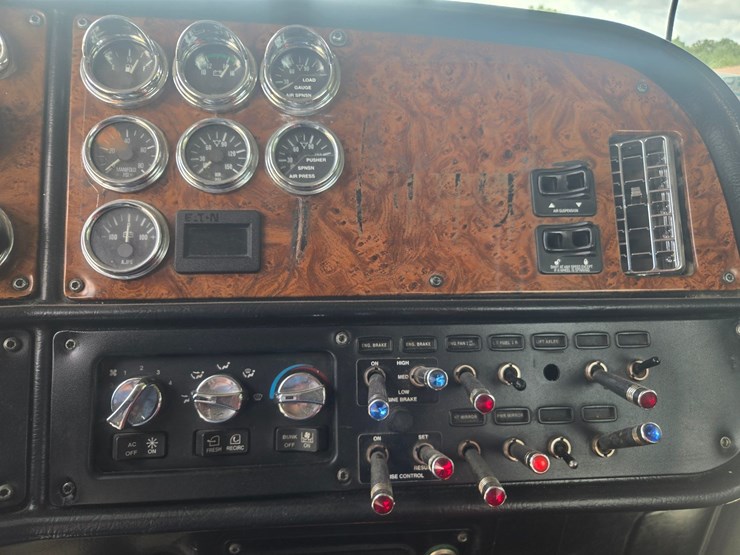 2004-peterbilt-378-image-62