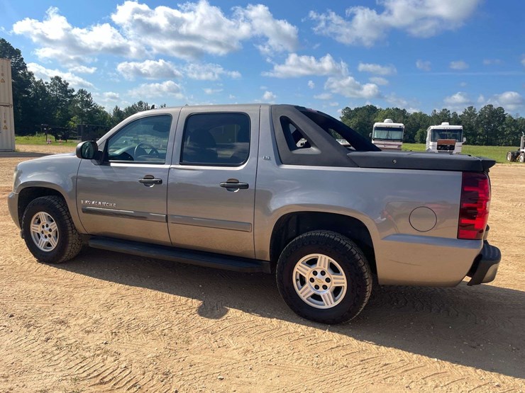 2007-chevrolet-avalanche-ls-image-2