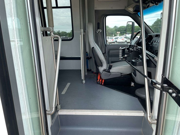 2019-ford-e350-image-15