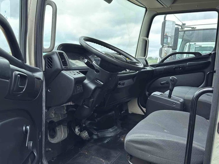 2015-hino-box-truck-image-8