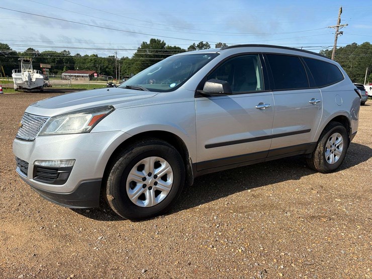 2016-chevrolet-traverse-ls-image-1