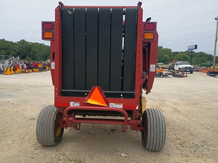 new-holland-br740-image-4